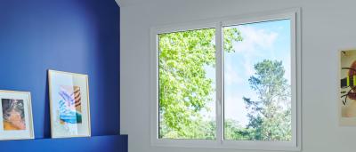 Aluminiumfenster Innenfarbe weiß in einem weiß blau gestrichenen Schlafzimmer